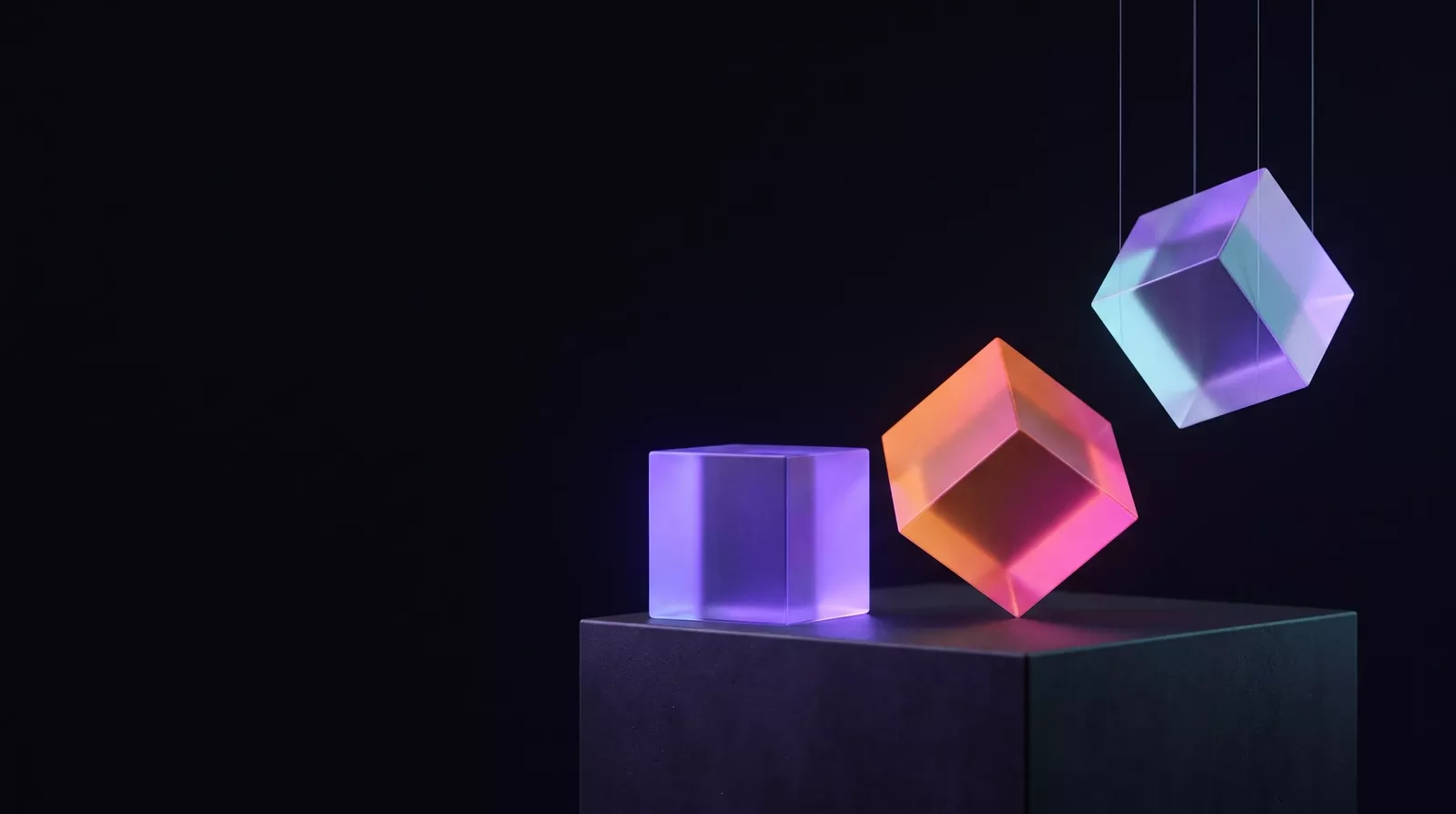 Trois volumes de verre équilibrés différemment sur un même socle